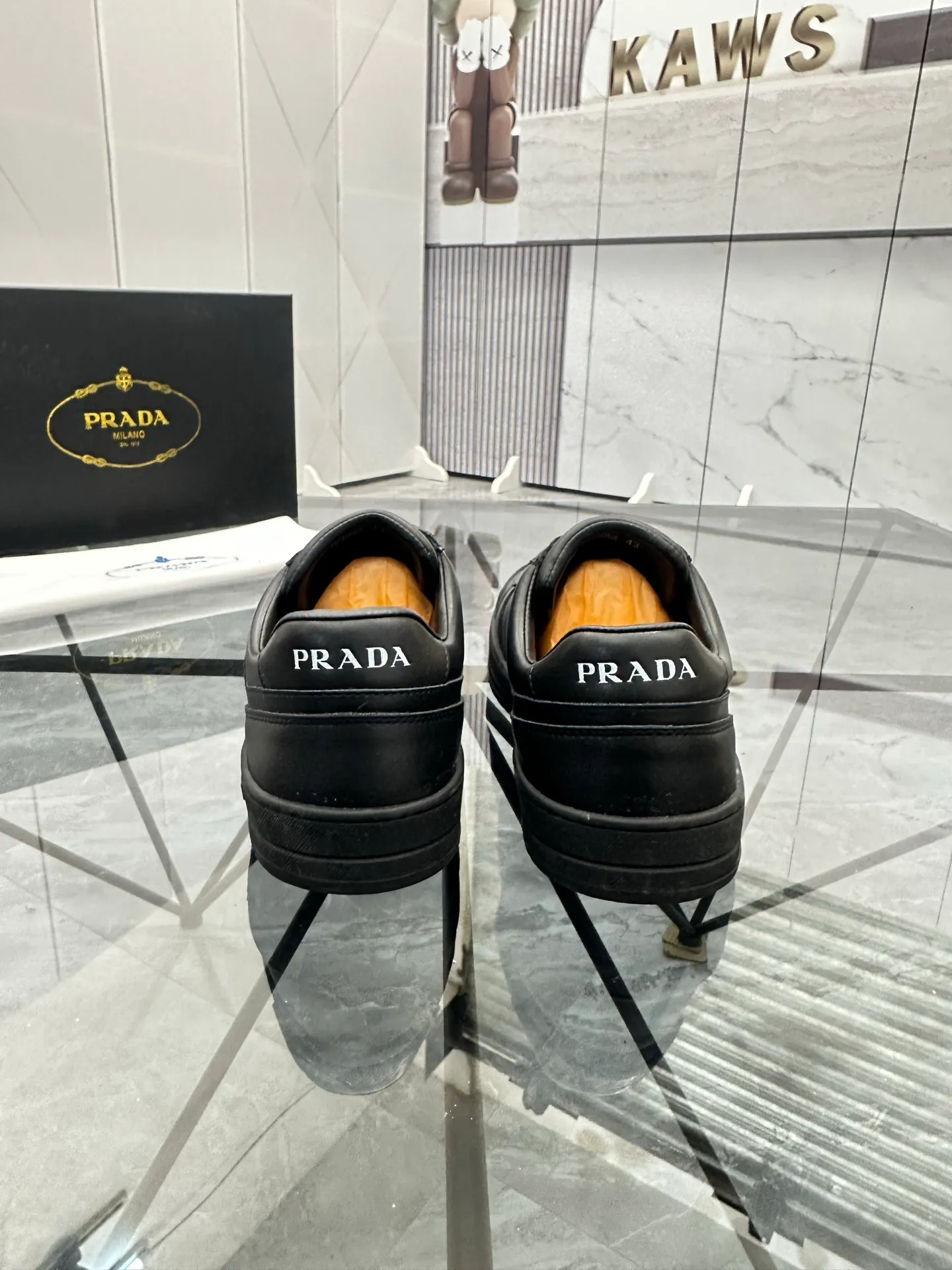 Men's shoes: 💰P400¥ Product trademark: Prada *"Prada*" low-top casual shoes Regular size: 38-44 (can be customized to 45) Product materials: imported cowhide upper, sheepskin lining, original outsole. Number: 020